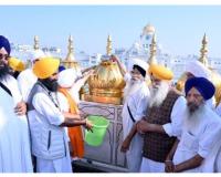   ਸੱਚਖੰਡ ਸ੍ਰੀ ਹਰਿਮੰਦਰ ਸਾਹਿਬ ਸ੍ਰੀ ਦਰਬਾਰ ਸਾਹਿਬ ਵਿਖੇ ਲੱਗੇ ਸੋਨੇ ਦੀ ਧੁਆਈ ਅਤੇ ਸਾਫ-ਸਫਾਈ ਦੀ ਸੇਵਾ ਅੱਜ ਅਰਦਾਸ ਉਪਰੰਤ ਆਰੰਭ ਕੀਤੀ ਗਈ